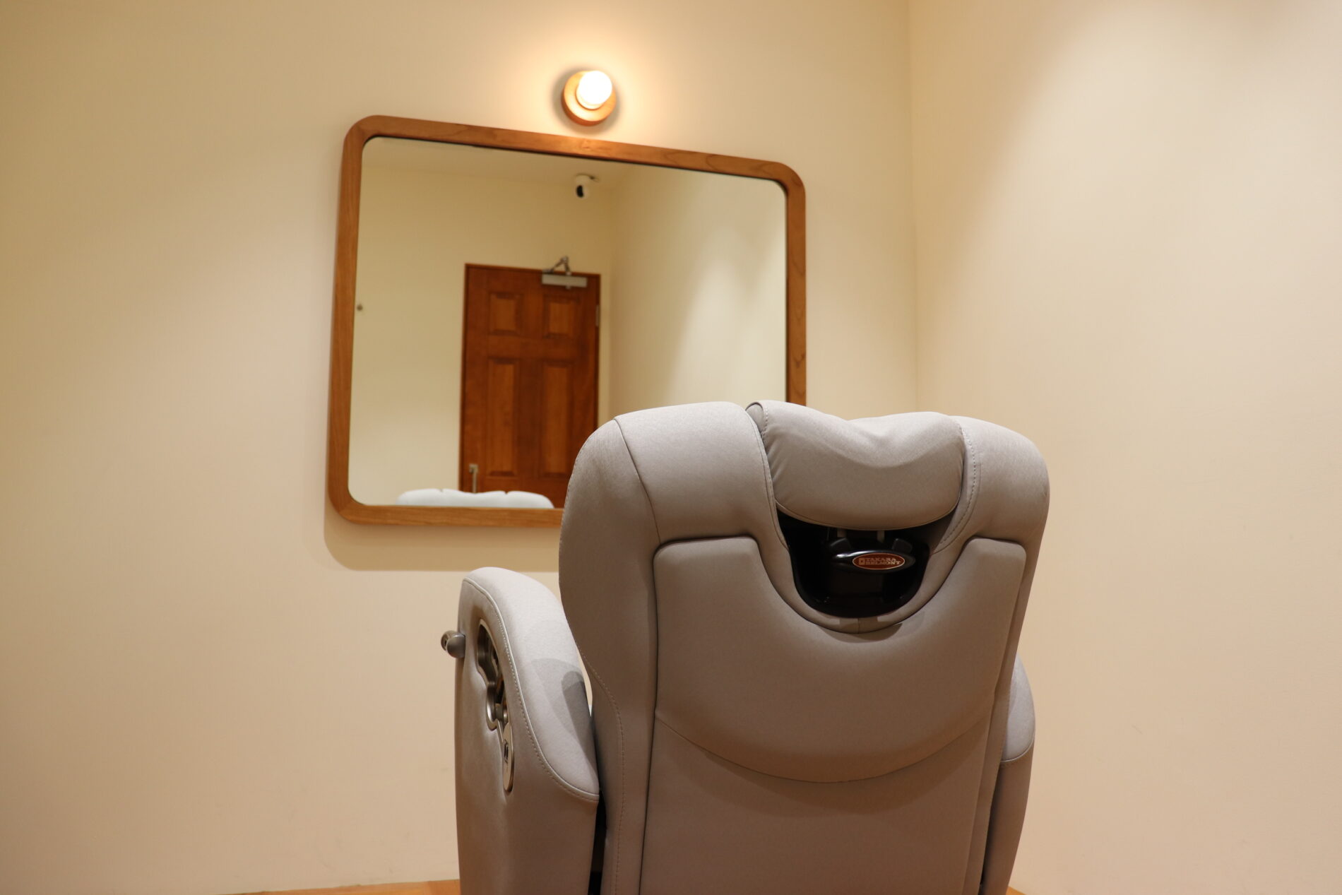 上質な施術椅子と鏡の空間