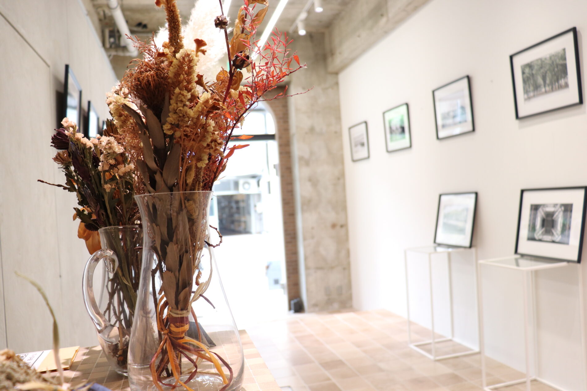 エントランスと花