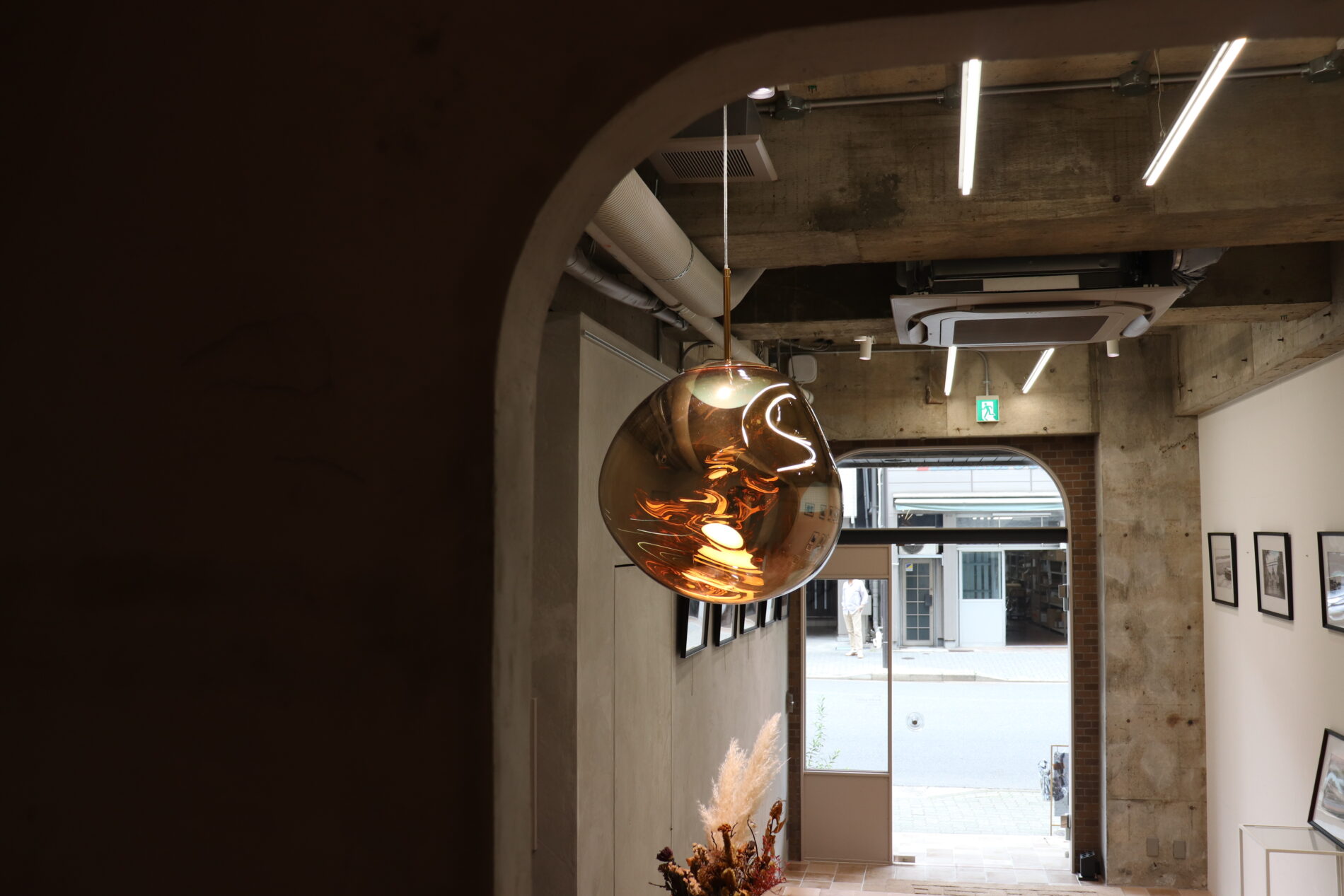 ライトとエントランス